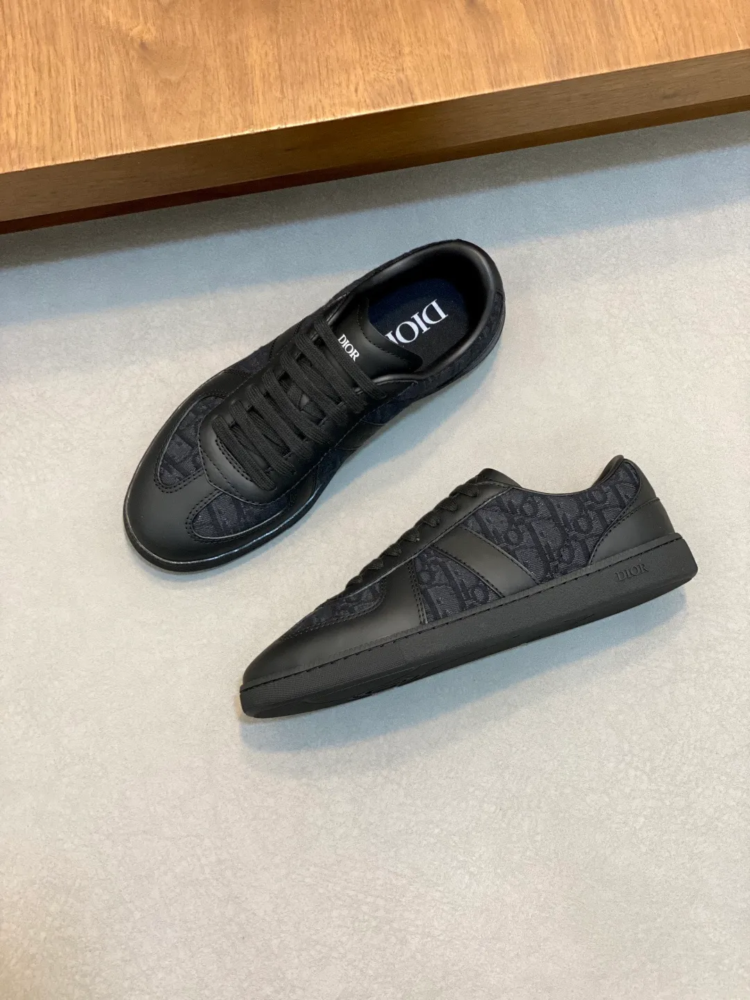 Factory price: 420💰The top version of Dior 25ss new product B01 moral training shoes. The toe size design of the couple's style is a bit wider. The upper foot comfort is perfect. The thread is beautiful. Perfectly suitable for trousers. Decorated with various classic details. It is the ideal choice for daily styling. It can be matched with various casual items to create exquisite shapes. Fabric first layer cowhide/lining sheepskin T men's shoes💰U original outsole Code number: 38-44, customized 45